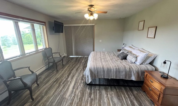 Wellsboro Cabina | King Suite w/ Soaking Tub + Game Room + Firepit
