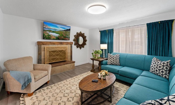 Orem Casa | King Suite with Private Ensuite & Waffle Breakfast
