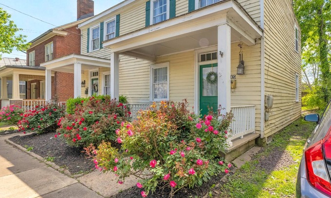 Old Town Fredericksburg Casa | King VIP- Centrally located, minutes to Mary Washington and I95