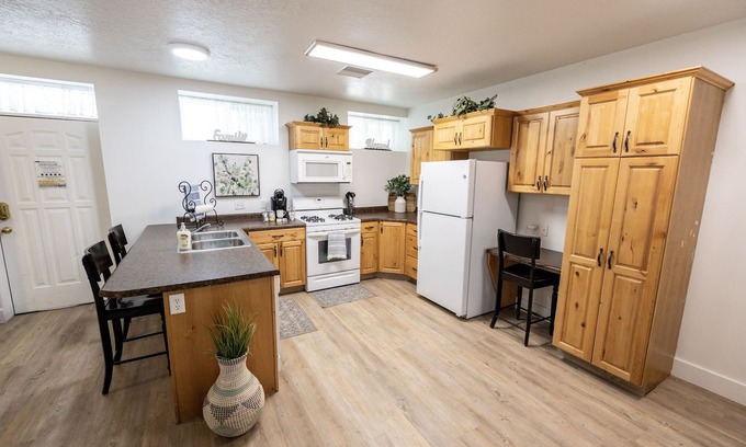 Mount Pleasant Apartamento | 🤩king w/kitchen+washer/dryer+queen sleeper 🥾(15 mi.) maple canyon250mbps wi-fi