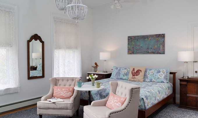 Historic Hill Apartamento | ¡Nuevo! King BR, cocina, A / C, Wi-Fi, estacionamiento, chimenea, Walk to All