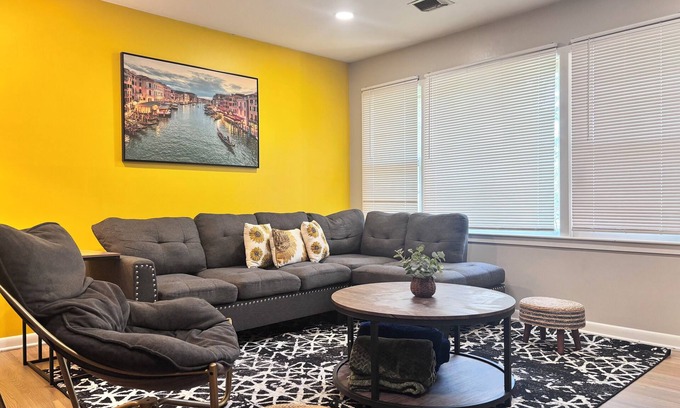 Wichita Casa | KingBed, PoolTable & Backyard in East Wichita