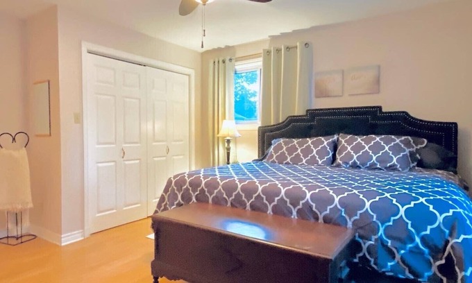 Goderich Casa | KingBed,Sleeps10+,SmrtTV,BBQ,Gym,FireTable,FullKitchen. All in walking distance.
