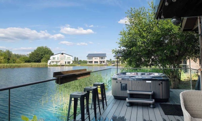 Ampney Crucis Casa | Kingfisher | Cotswold Lakehouse | Hot Tub & Kayak