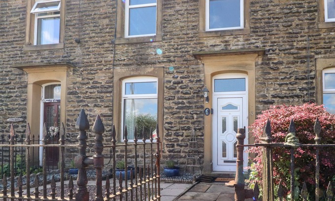 Eshton Cabaña | KINGFISHER COTTAGE, 11 AIREBANK TERRACE, pet friendly in Gargrave