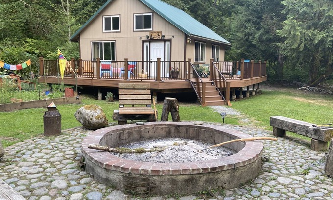 Issaquah Cabina | Martín pescador Kabin en el río furioso