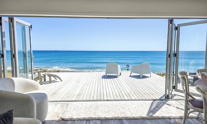 Pukehina Casa | Kingfisher Way - Beachfront Holiday Home Sleeps 10