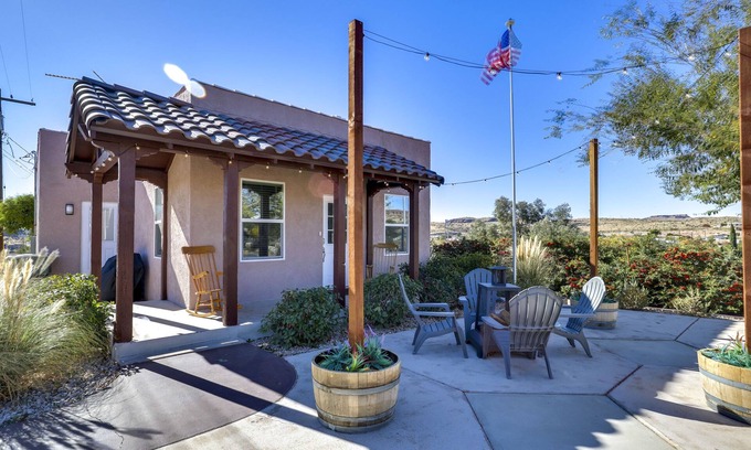 Kingman Casa | Kingman Retreat w/ Hot Tub: 1 Block to Route 66!