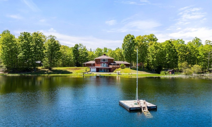 Bancroft Casa | Kings Wee Castle: Secluded Luxury Family Retreat