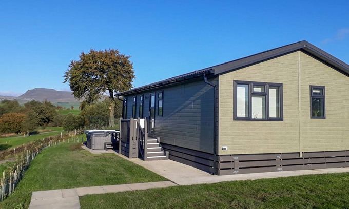 Fourstones Near Bentham Chalet De Esquí | Kingsdale Lodge - 2-Bedroom Lodge with hot tub, situated on a golf course