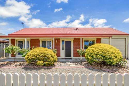 Victor Harbor Casa | Kingsford Cottage - Esplanade Escape & Family BBQs