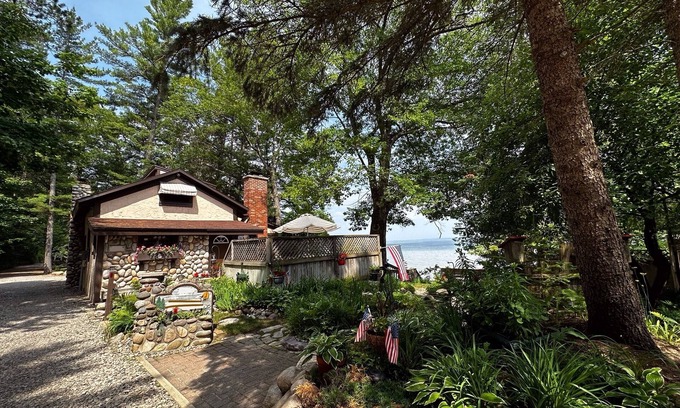 Indian River Casa | Casa frente al lago en el hermoso lago Burt.