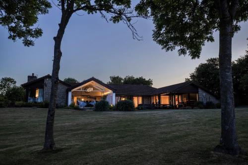 Compton Martin Casa | Kingsley Lake View & Paddocks - A group retreat with hot tub, sports bars & spectacular lake views in the Mendip Hills AONB