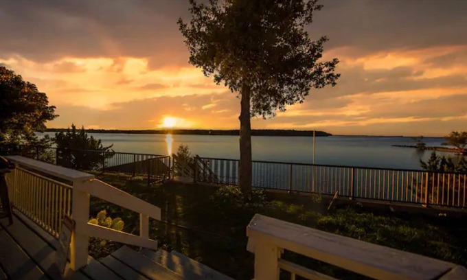 Loyalist Cabaña | Kingston Lakehouse