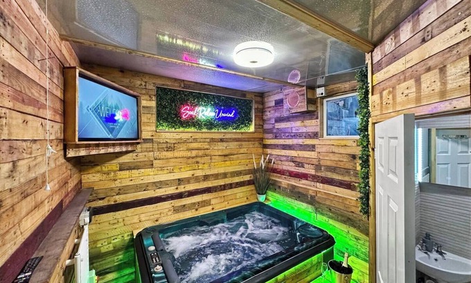 Rhondda Cynon Taff Cabina | Kinky Kabin w/ Hot Tub, Sauna and Rooftop Garden