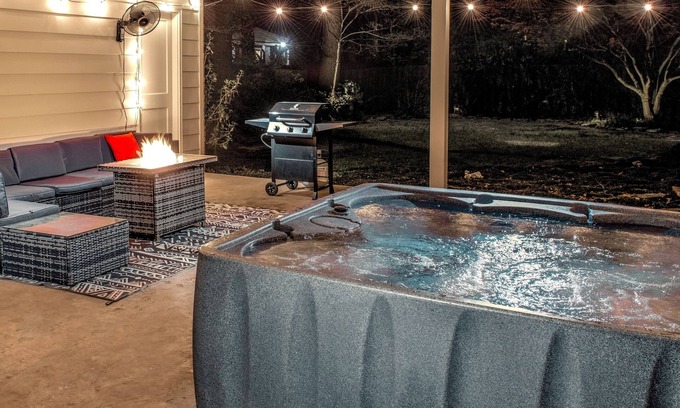 Ellendale Casa | Kirby House: Sleeps 16, King bed, Hot Tub, Game Rooms, Gym, Gated/Free Parking