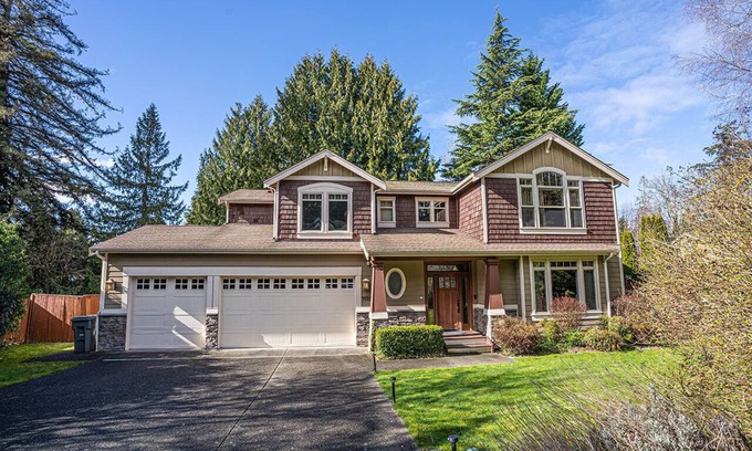 South Juanita Casa | Kirkland's Expansive Custom Built Home Near Juanita