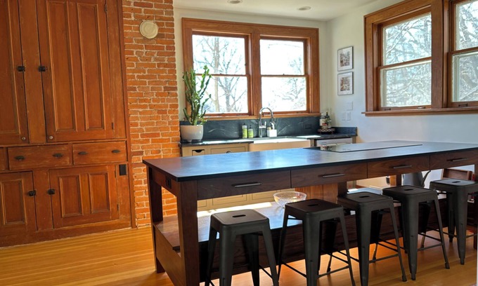 Twain Casa | Kirkwood Manor - a retreat near downtown IC