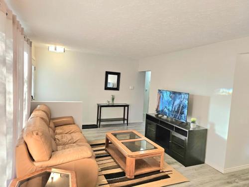 Jasper Place Casa | Kirvia's retreat "entire home" 8 minutes to WEM
