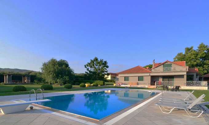 Pylos-Nestoras Casa | Villa Navarino - Finca privada con piscina, cancha de tenis y jardines