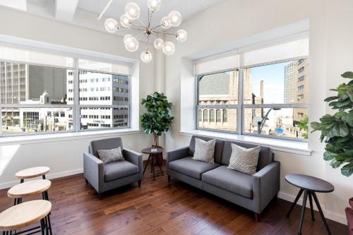 Central Business District Apartamento | Kislak 407 Stunning 2BR Corner Apt Retreat Above the City