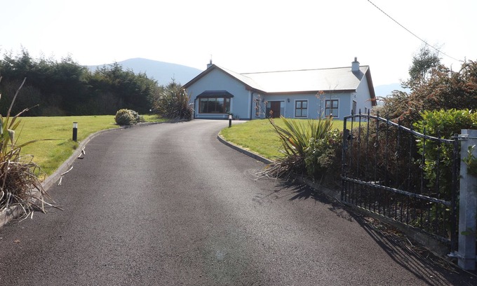 Kilgobnet Cabaña | KISSANE'S COTTAGE, family friendly in Beaufort, County Kerry