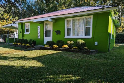 James City Casa | Kitchen, Laundry & Fenced Yard