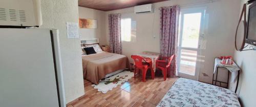Torres Casa | KITNET S4 em TORRES-RS - Confortável com cama casal box, cama de solteiro bicama, televisão, geladeira, micro-ondas, chaleira elétrica, ar-condicionado split - Anfitriã Superhost no BnB