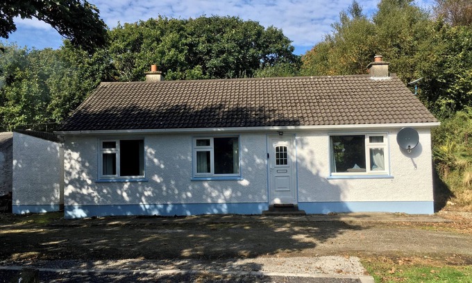 Carrick Cabaña | KITS COTTAGE, pet friendly, with open fire in Carrick, County Donegal