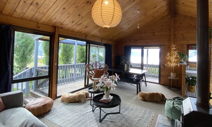 Fernhill Casa | Kiwi Bach vibes, lake views, close to town