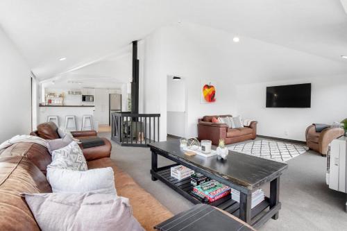 Frankton Casa | Kiwi style home! Views of lake. Large outdoor area