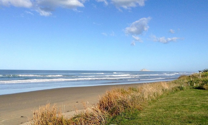 Ocean Beach Cabaña | Kiwiana Bach - Ocean Beach Bach