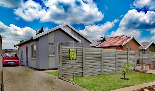 Katlehong Apartamento | Klaasy's 1 bedroom Cosy home Johannesburg South