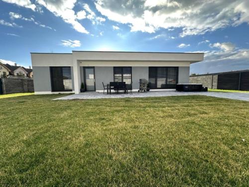 Dunajska Luzna Casa | Klimatizovaný Apartmánový dom s vírivkou, 9A