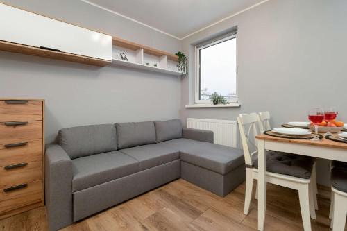 Baluty Apartamento | Klimatyczne Studio w Łodzi z Parkingiem i Dużym Umeblowanym Balkonem by Noclegi Renters