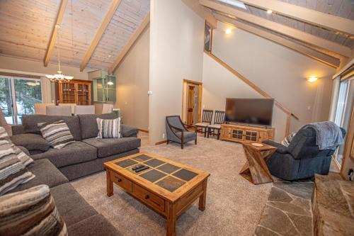 Tahoma Casa | Knobcone Cabin by Hauserman Rental Group