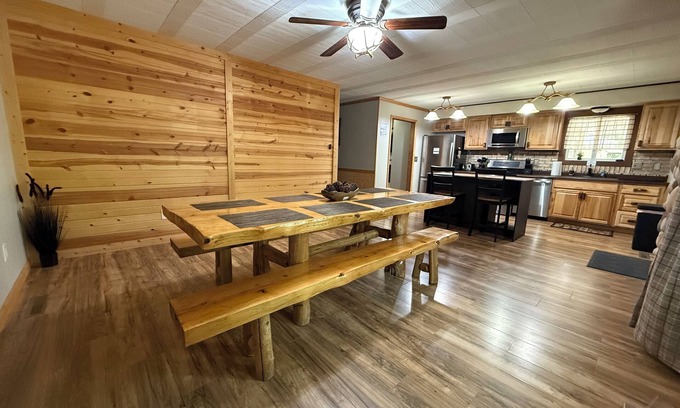 Prudenville Cabina | Knotty by Nature! Firepit and Parking! Less than a mile to trails and the lake!