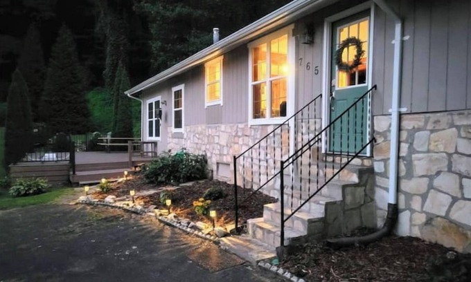 Fontana Dam Cabaña | Knotty & Nice Cottage Mountain Views, Near Tail of the Dragon, & Fontana Village