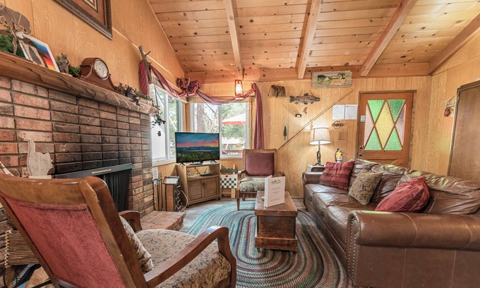 The Village Chalet De Esquí | Knotty Pine Chalet - 2br/1ba/walk To Lake And Village/fireplace/wifi/smarttv/barbeque/fencedyard 2 Bedroom Chalet