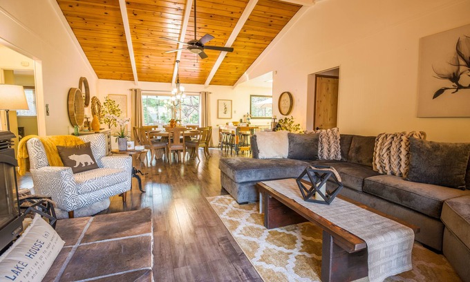 Glencoe Cabina | Knotty Pine-Pet Friendly w/ A/C and Hot Tub!