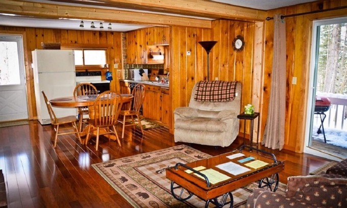 Iron River Cabaña | Knotty Pine
