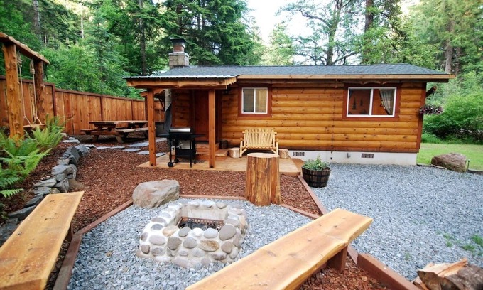 Ashford Cabina | Knotty Shack Cabin-Unique Log Cabin with Hot Tub Stay, Explore, Retreat & Repeat