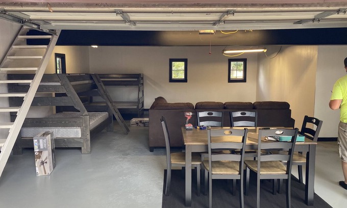 Knoxville Apartamento | Knoxville Den: Walk to Track, Great for Families & Crews