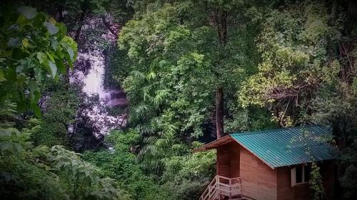 Illukkumbura Cabina | Knuckles Backpackers Hut with waterfall view