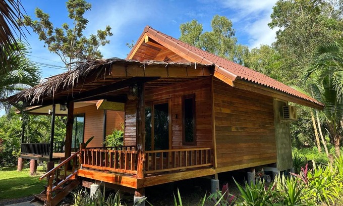 Nuea Khlong Hostal | Koh Jum Bungalow & Hostel