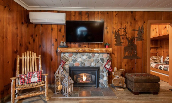 Maple Valley Cabina | Koi Story Cabin - Lakefront, near Bike Trail