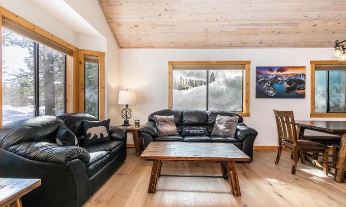 Truckee Casa | Kokanee at Tahoe Donner - Charming 3 BR - Pool Table - Fireplace - Amenity Access!