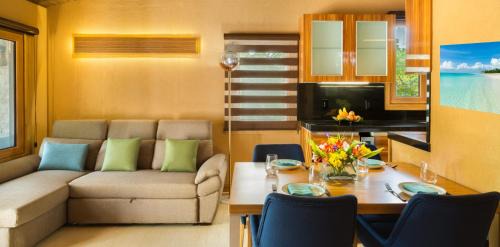 Venetian Road Settlement Casa | Kokomo Ultra-Lux King - Single Cottage