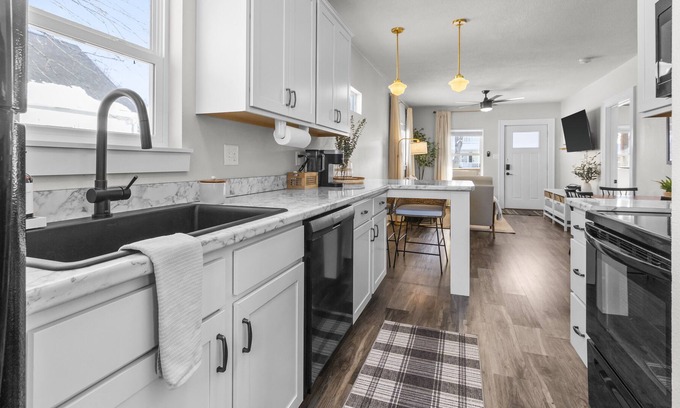 Cedar Rapids Casa | Koko’s Cottage! Beautiful home near downtown CR!