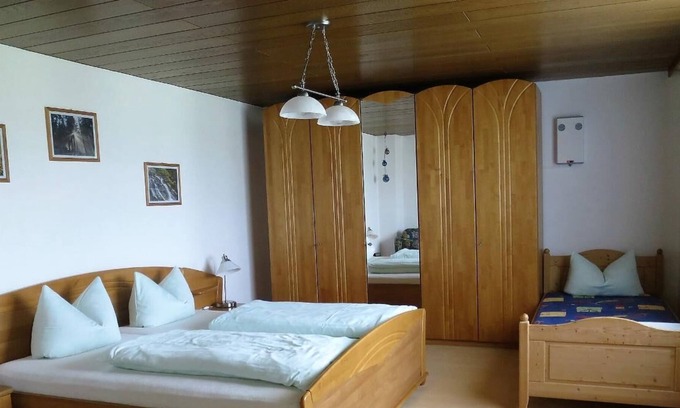Kirchdorf im Wald Apartamento | Komfortable und Ebenerdige Ferienwohnung mit Liegewiese
